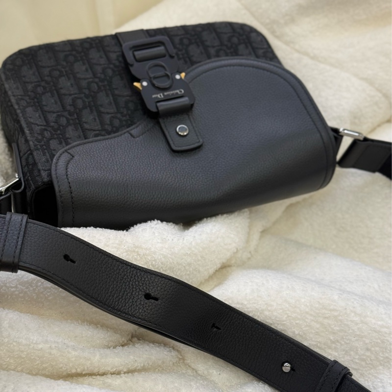 Dior 黑花郵差包-14