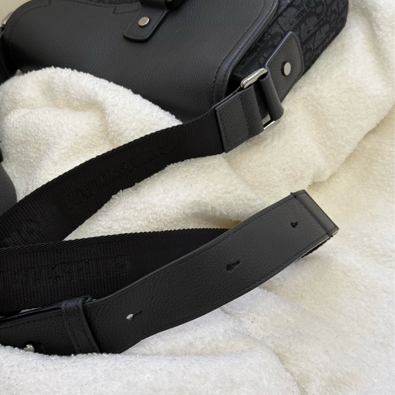 Dior 黑花郵差包-15