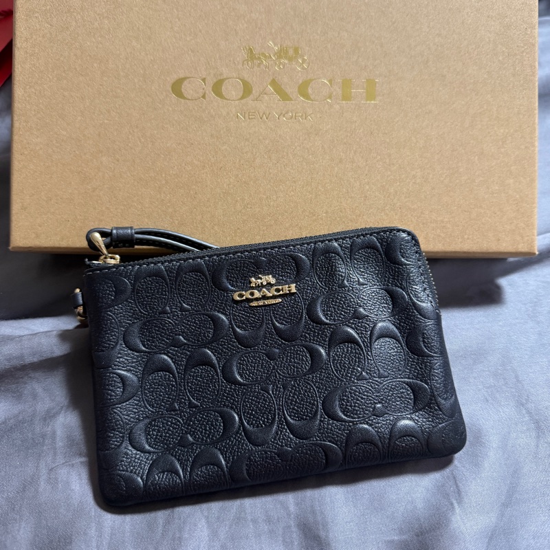 COACH 浮雕C Logo雙吊飾手拿包禮盒組 (黑)  型號:CF358-IMBLK-0