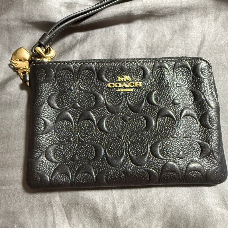 COACH 浮雕C Logo雙吊飾手拿包禮盒組 (黑)  型號:CF358-IMBLK-1