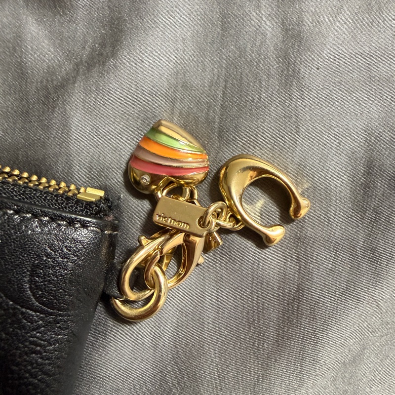 COACH 浮雕C Logo雙吊飾手拿包禮盒組 (黑)  型號:CF358-IMBLK-3