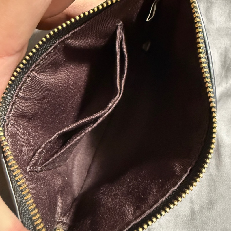 COACH 浮雕C Logo雙吊飾手拿包禮盒組 (黑)  型號:CF358-IMBLK-4