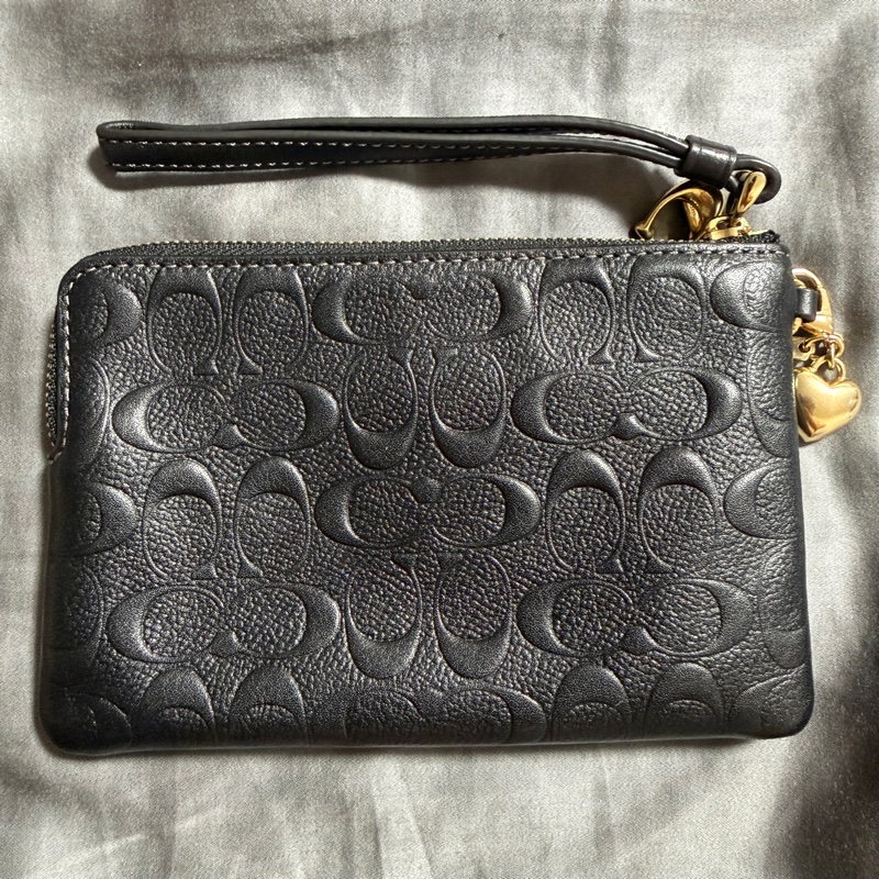 COACH 浮雕C Logo雙吊飾手拿包禮盒組 (黑)  型號:CF358-IMBLK-6