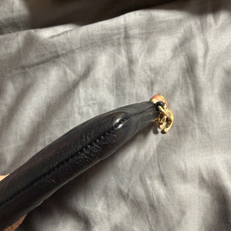 COACH 浮雕C Logo雙吊飾手拿包禮盒組 (黑)  型號:CF358-IMBLK-9