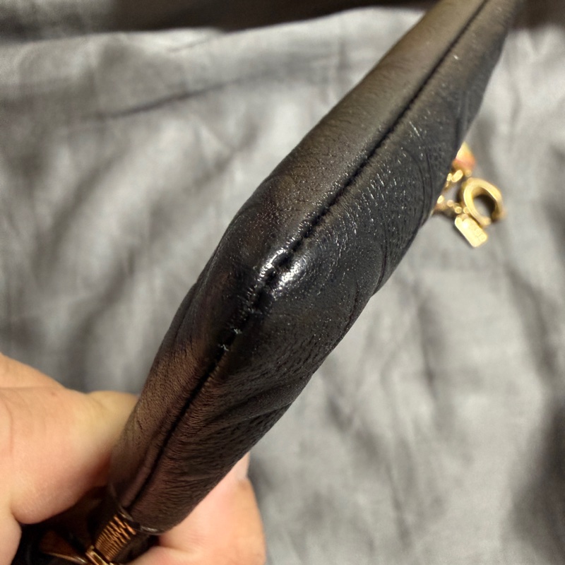 COACH 浮雕C Logo雙吊飾手拿包禮盒組 (黑)  型號:CF358-IMBLK-10