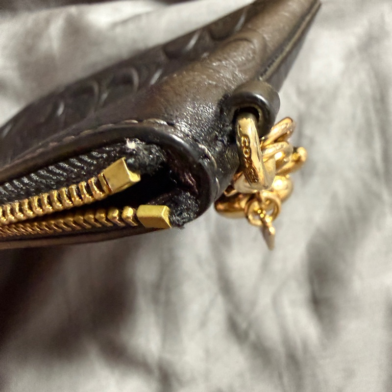 COACH 浮雕C Logo雙吊飾手拿包禮盒組 (黑)  型號:CF358-IMBLK-13