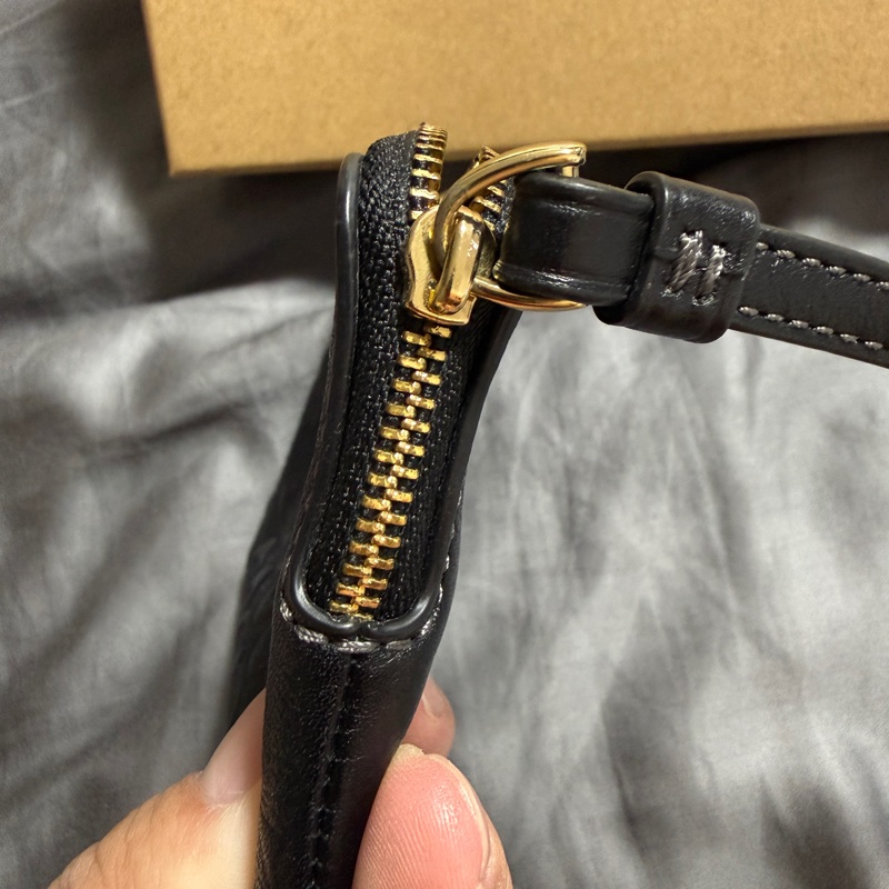 COACH 浮雕C Logo雙吊飾手拿包禮盒組 (黑)  型號:CF358-IMBLK-14