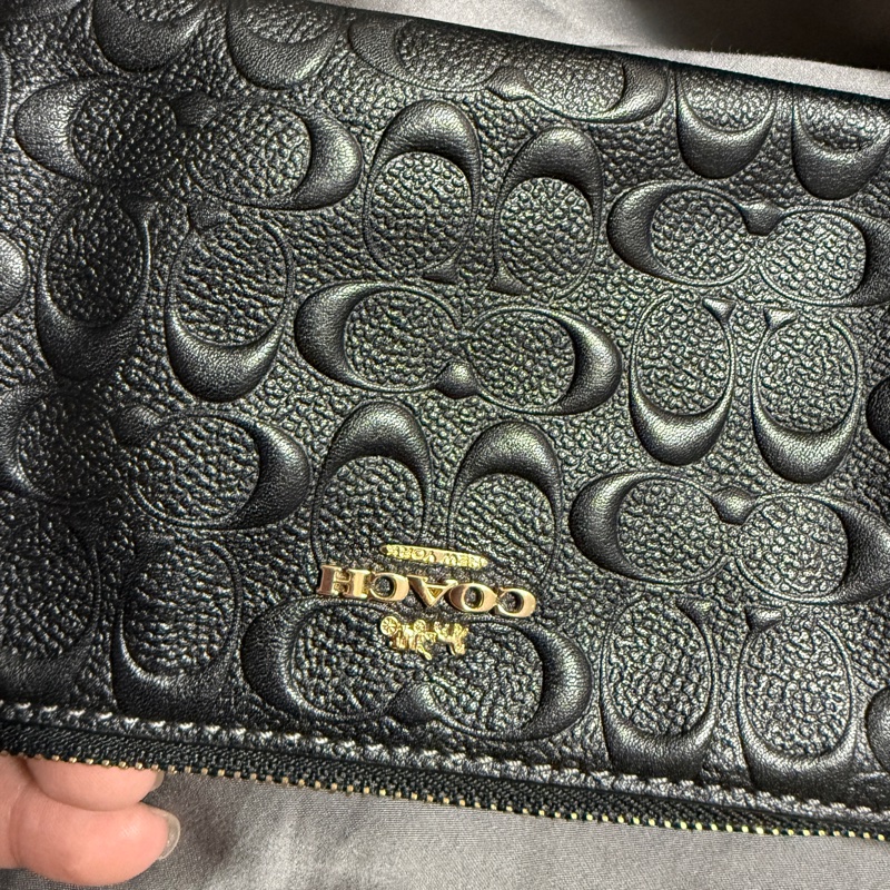 COACH 浮雕C Logo雙吊飾手拿包禮盒組 (黑)  型號:CF358-IMBLK-22