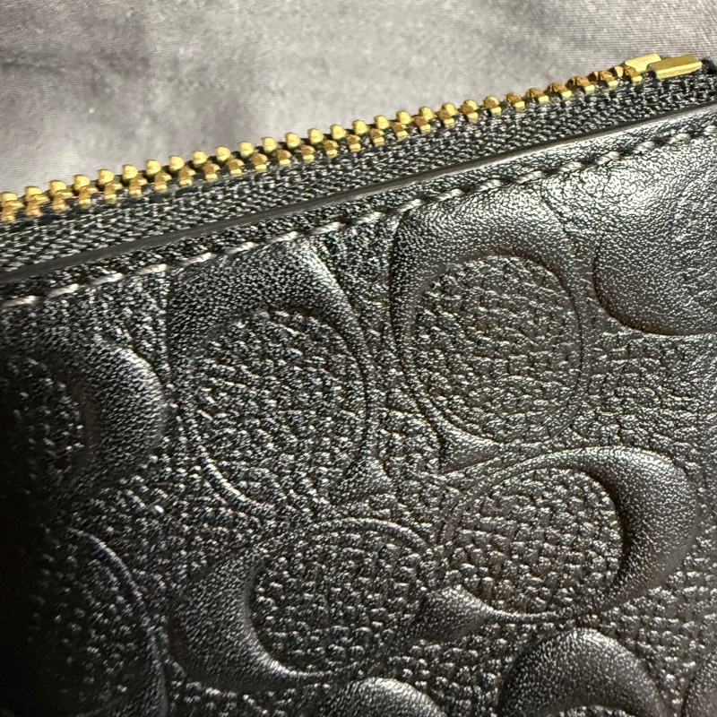 COACH 浮雕C Logo雙吊飾手拿包禮盒組 (黑)  型號:CF358-IMBLK-23