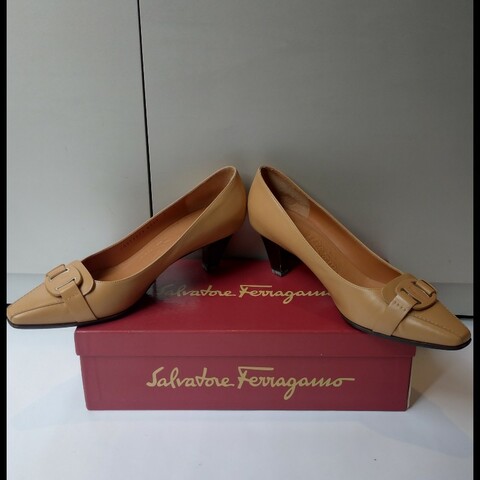 Ferragamo 駝圓釦頭駝皮革高跟鞋