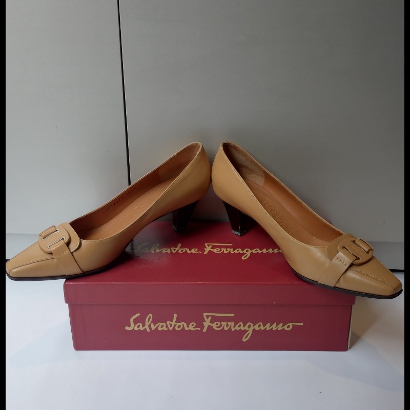Ferragamo 駝圓釦頭駝皮革高跟鞋-0