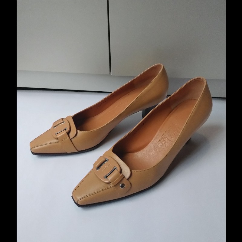 Ferragamo 駝圓釦頭駝皮革高跟鞋-1