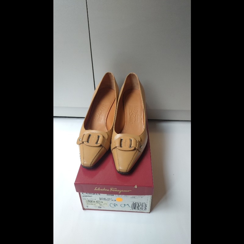 Ferragamo 駝圓釦頭駝皮革高跟鞋-3