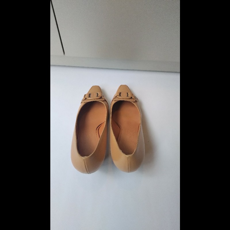 Ferragamo 駝圓釦頭駝皮革高跟鞋-4