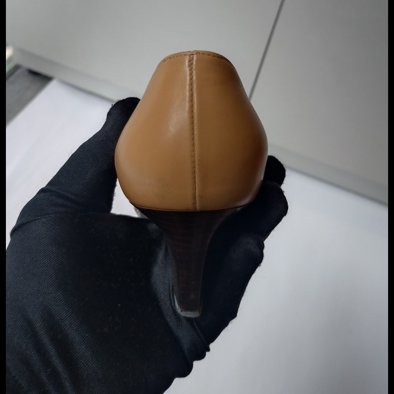 Ferragamo 駝圓釦頭駝皮革高跟鞋-5