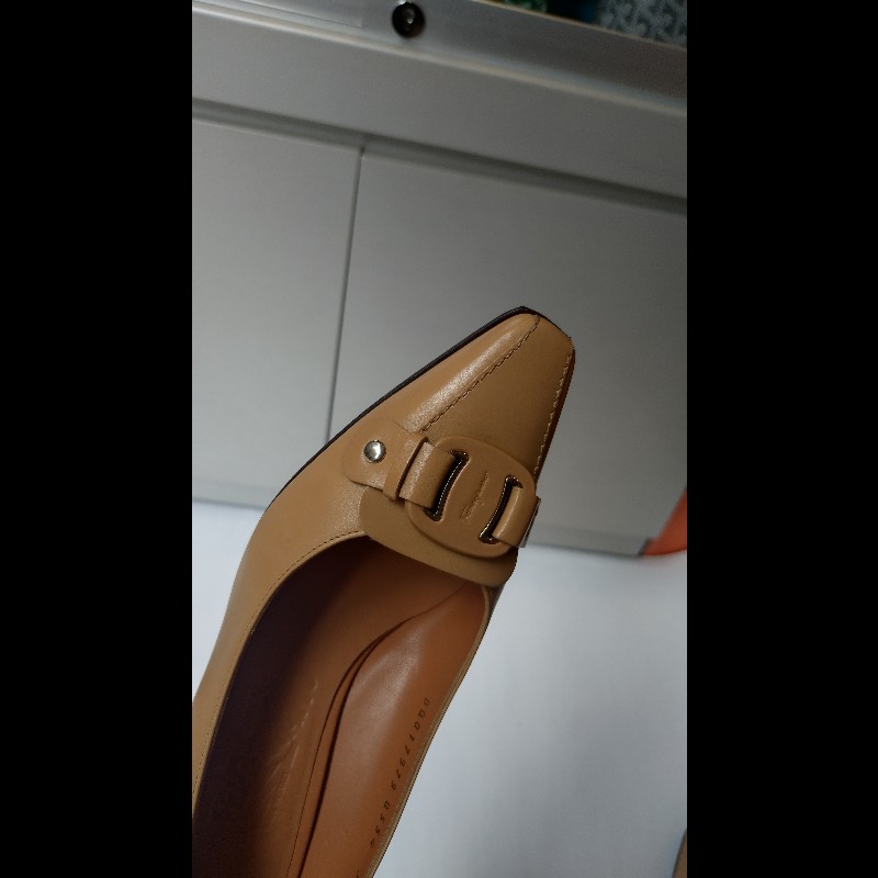 Ferragamo 駝圓釦頭駝皮革高跟鞋-6