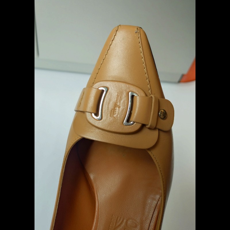 Ferragamo 駝圓釦頭駝皮革高跟鞋-8