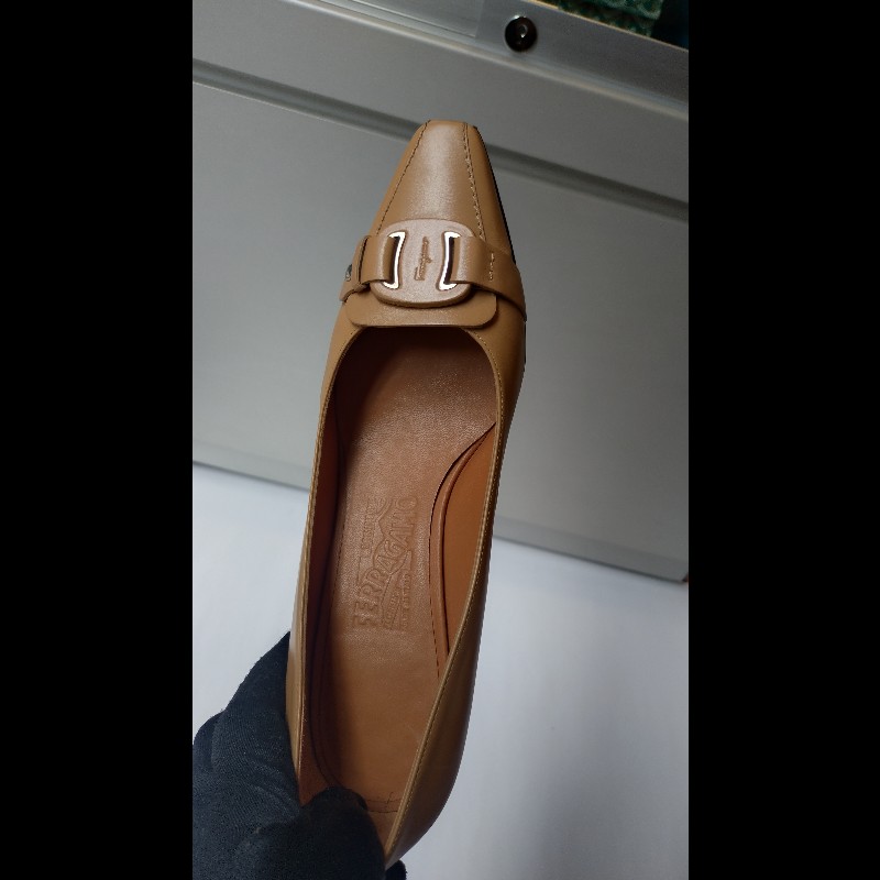 Ferragamo 駝圓釦頭駝皮革高跟鞋-13