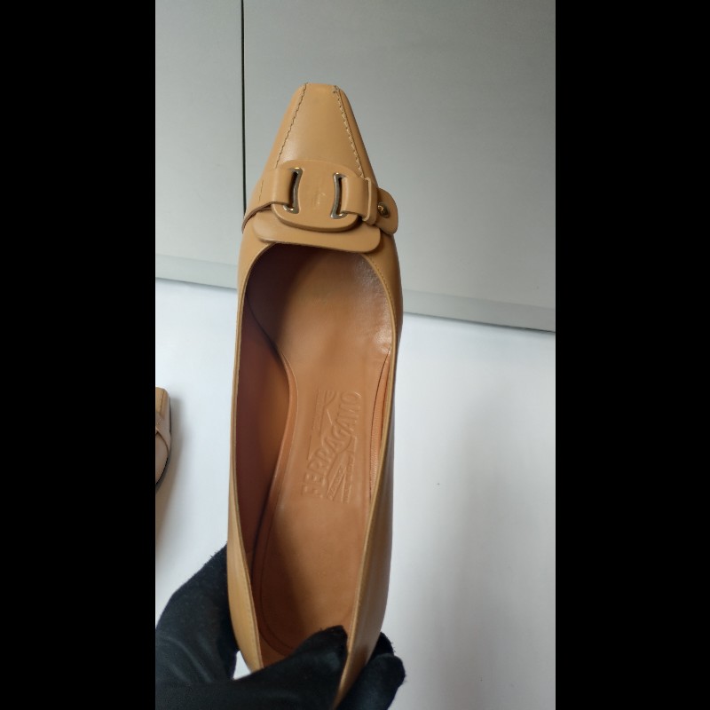 Ferragamo 駝圓釦頭駝皮革高跟鞋-14