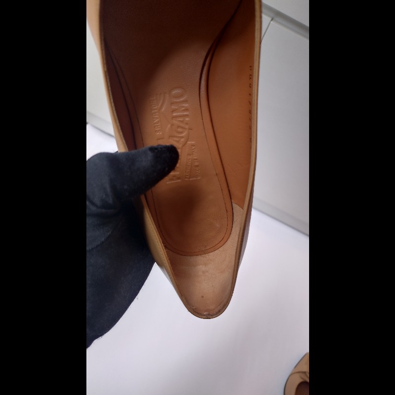 Ferragamo 駝圓釦頭駝皮革高跟鞋-16