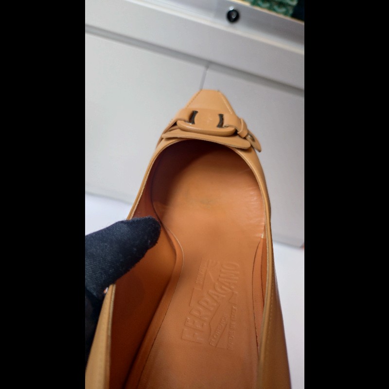 Ferragamo 駝圓釦頭駝皮革高跟鞋-18