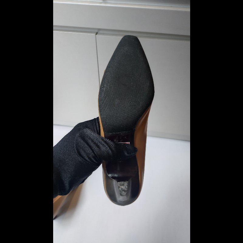 Ferragamo 駝圓釦頭駝皮革高跟鞋-21