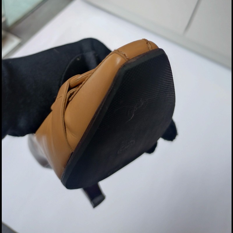 Ferragamo 駝圓釦頭駝皮革高跟鞋-23