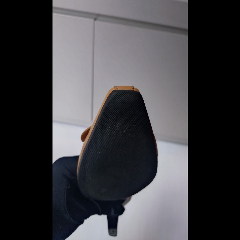 Ferragamo 駝圓釦頭駝皮革高跟鞋-25