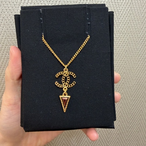 Chanel 金色雙C logo倒三角吊墜項鍊