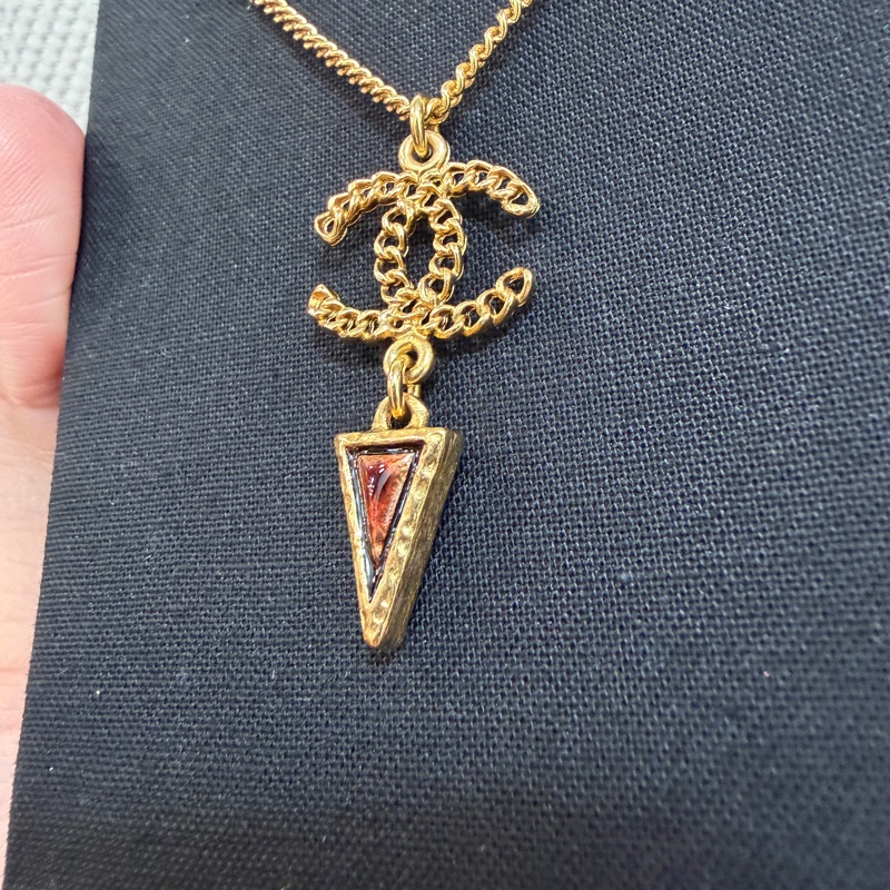 Chanel 金色雙C logo倒三角吊墜項鍊-1