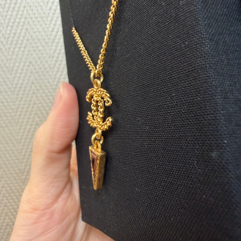 Chanel 金色雙C logo倒三角吊墜項鍊-3