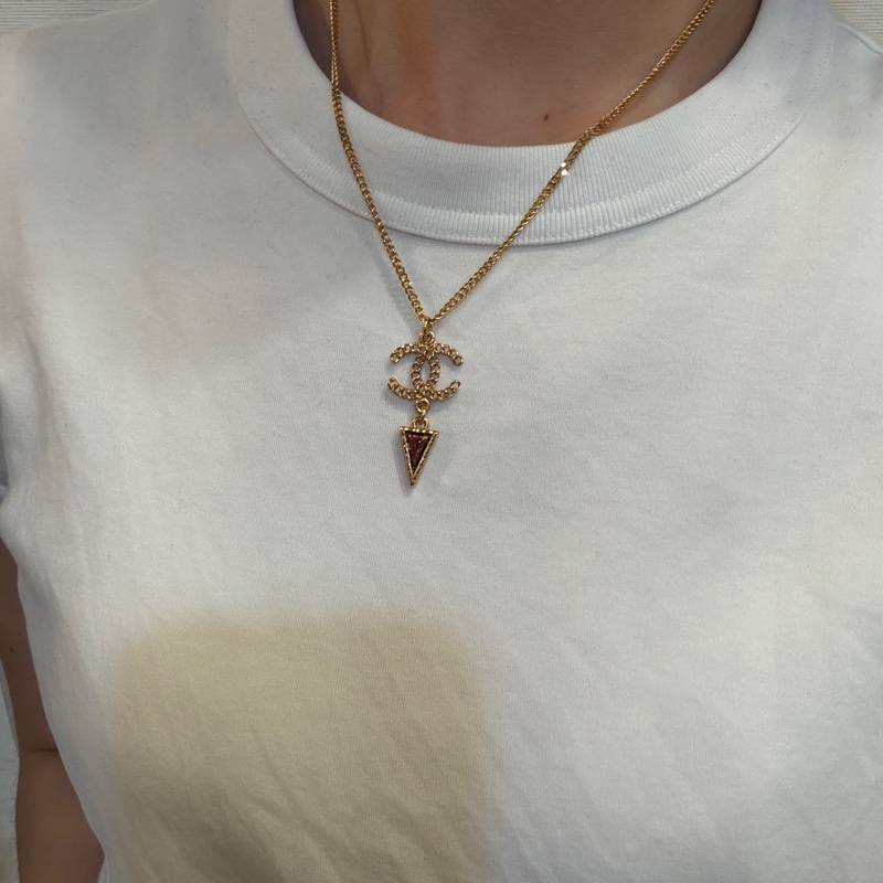 Chanel 金色雙C logo倒三角吊墜項鍊-9