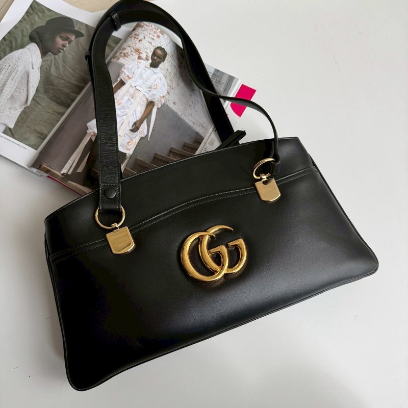 ✨上身就懂 超級百搭 黑色滑面牛皮肩背包-0