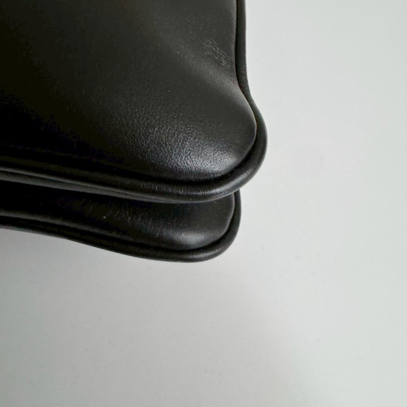 ✨上身就懂 超級百搭 黑色滑面牛皮肩背包-4