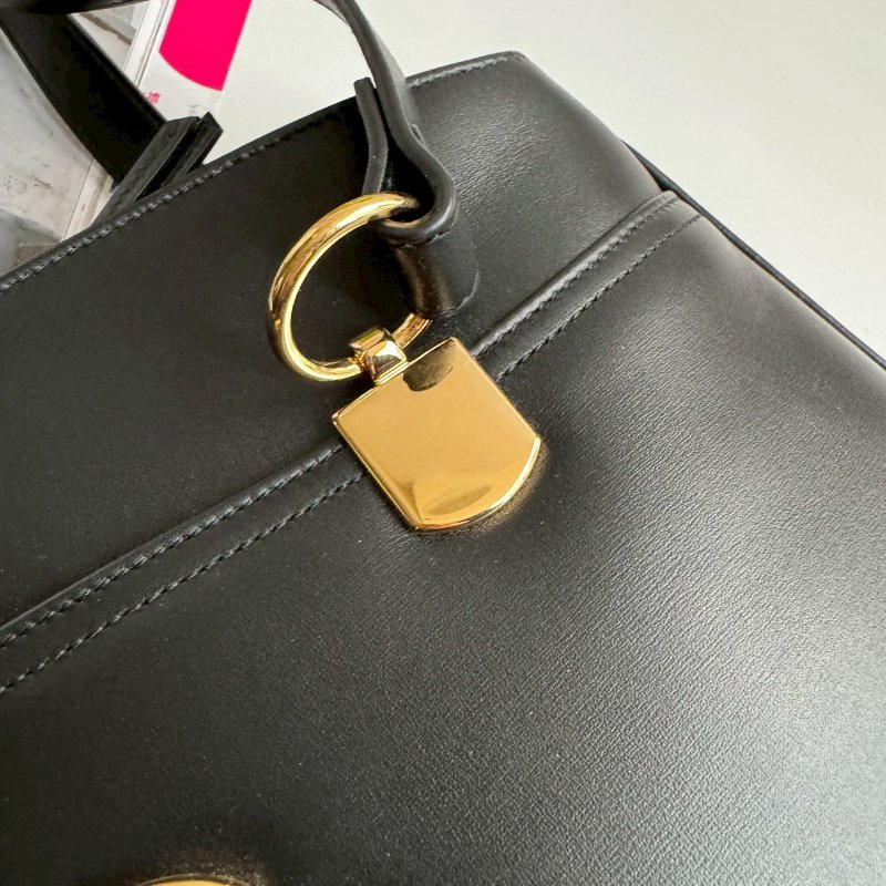 ✨上身就懂 超級百搭 黑色滑面牛皮肩背包-7