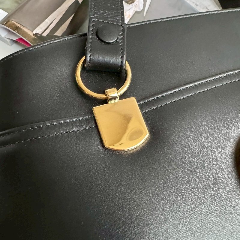 ✨上身就懂 超級百搭 黑色滑面牛皮肩背包-8