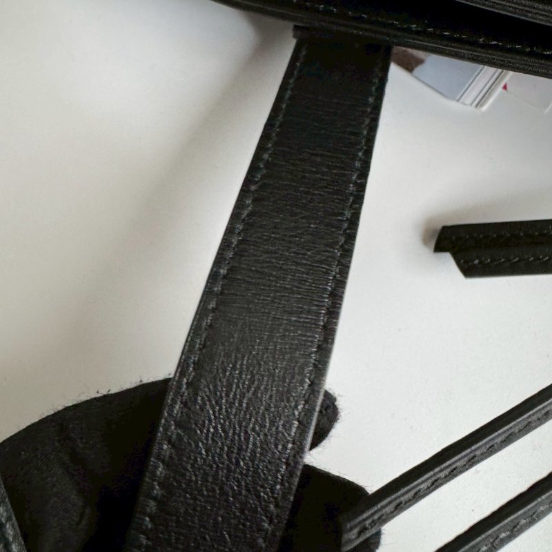 ✨上身就懂 超級百搭 黑色滑面牛皮肩背包-11