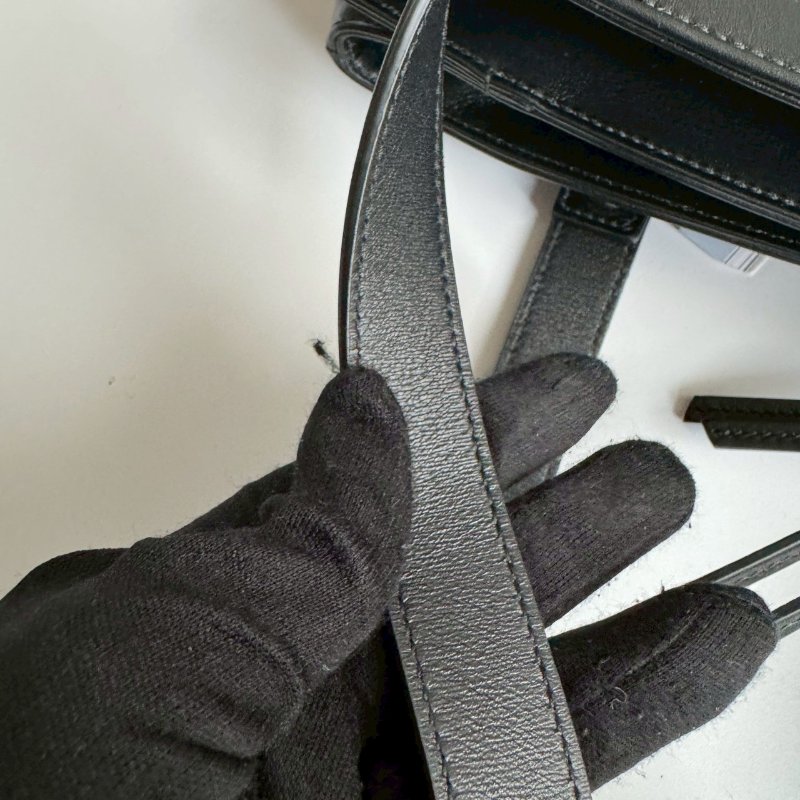 ✨上身就懂 超級百搭 黑色滑面牛皮肩背包-12