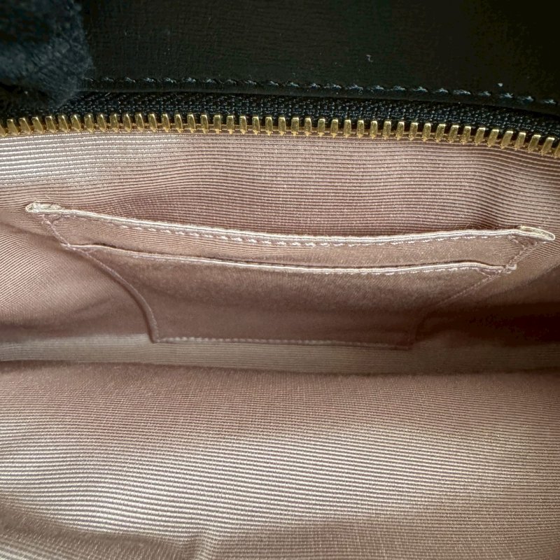 ✨上身就懂 超級百搭 黑色滑面牛皮肩背包-16