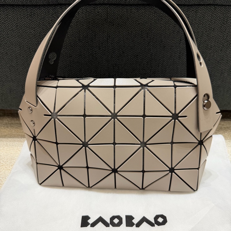 三宅一生 ISSEY MIYAKE 波士頓包 小號 米灰色-0