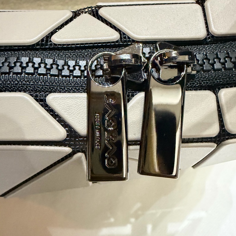 三宅一生 ISSEY MIYAKE 波士頓包 小號 米灰色-3