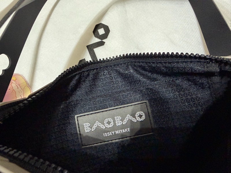 三宅一生 ISSEY MIYAKE 波士頓包 小號 米灰色-4