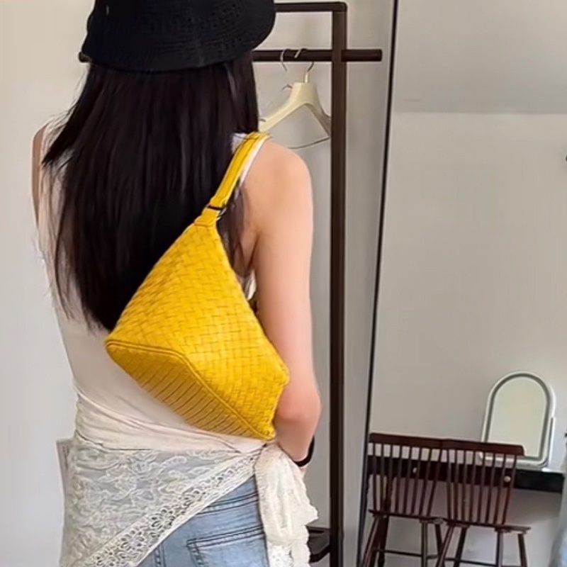 BV黃色全皮編織 hobo 飯盒手提腋下包24*18*12 98新配件塵袋-0