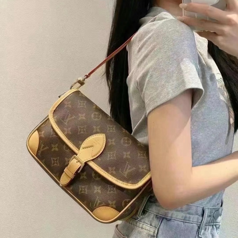 【96新 ✨狀況超好！】LV Diane法棍包粉肩帶 芯片款 經典老花（賣得快～下單前先詢問庫存❗️）-0