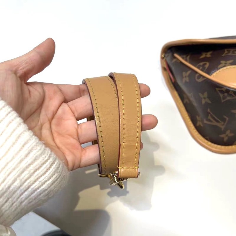 【96新 ✨ 全網最低價！】LV Diane法棍包粉肩帶 芯片款 經典老花（賣得快～下單前先詢問庫存❗️）-8