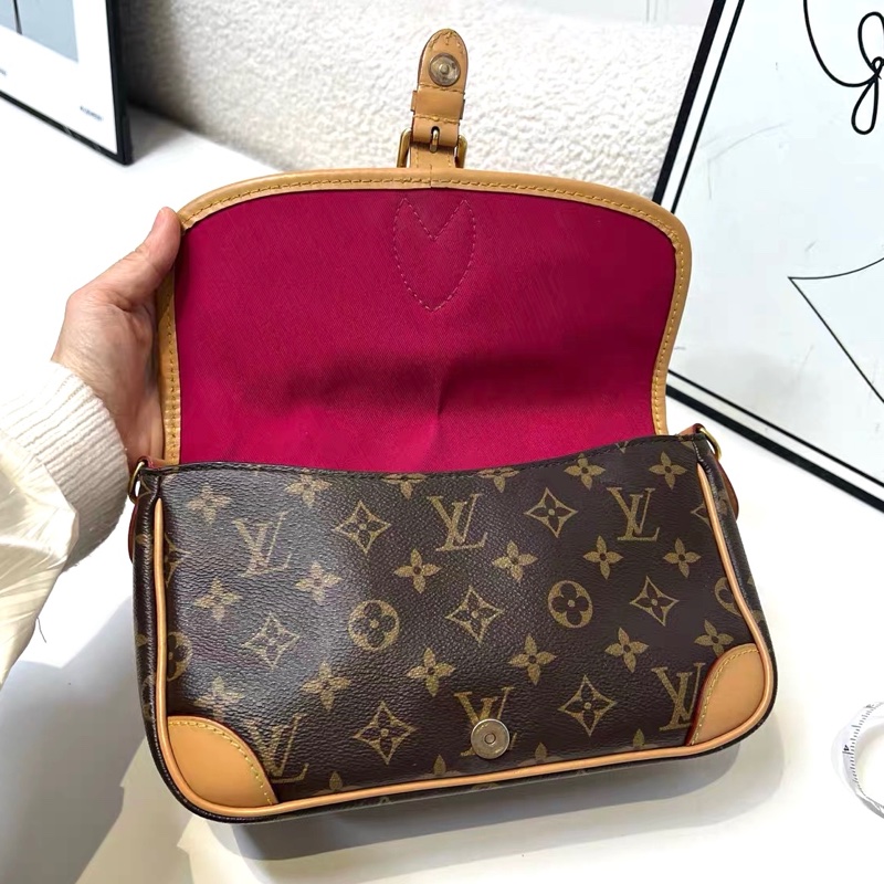 【96新 ✨ 全網最低價！】LV Diane法棍包粉肩帶 芯片款 經典老花（賣得快～下單前先詢問庫存❗️）-9