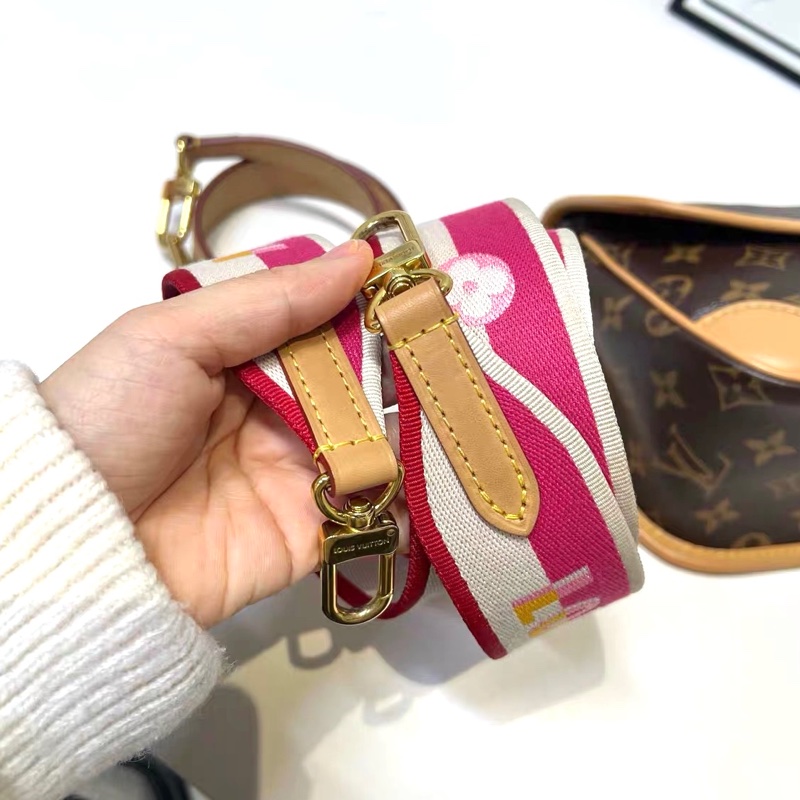 【96新 ✨ 全網最低價！】LV Diane法棍包粉肩帶 芯片款 經典老花（賣得快～下單前先詢問庫存❗️）-10