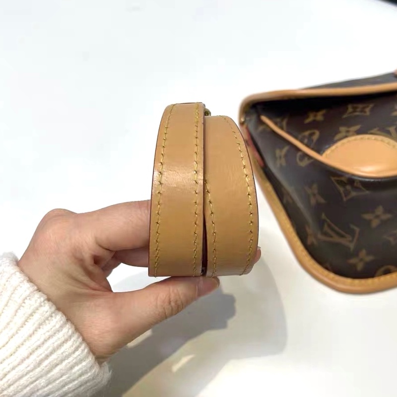 【96新 ✨ 全網最低價！】LV Diane法棍包粉肩帶 芯片款 經典老花（賣得快～下單前先詢問庫存❗️）-11