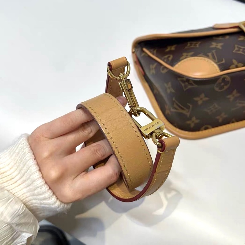 【96新 ✨ 全網最低價！】LV Diane法棍包粉肩帶 芯片款 經典老花（賣得快～下單前先詢問庫存❗️）-12