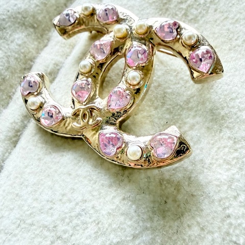 chanel 幾乎全新胸針 特別的🩷粉紅彩鑽+珍珠